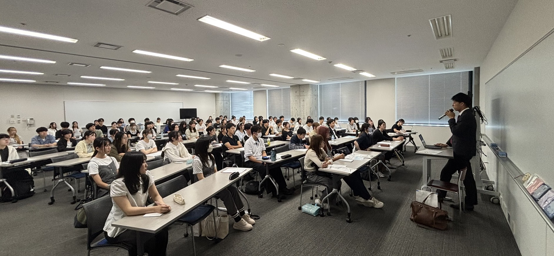 愛知大学の学生の皆様へ話すキャリアガイダンスの様子